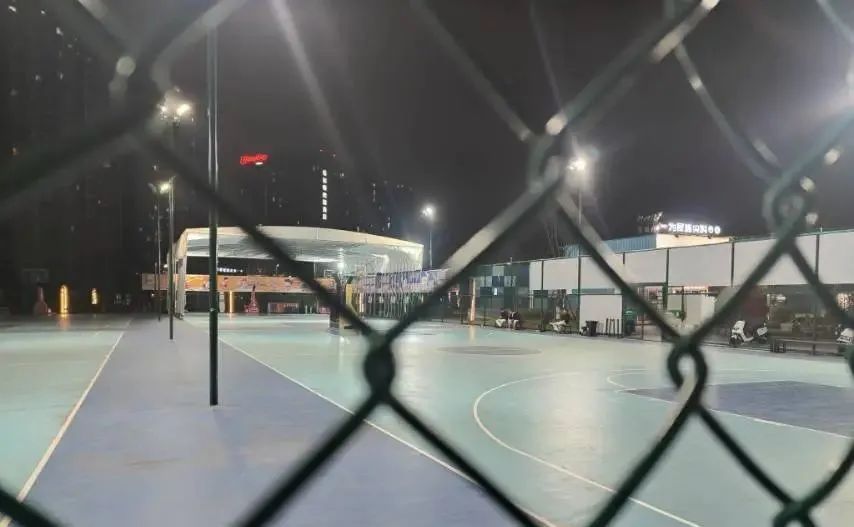 篮球传球姿势_篮球传球跑位_篮球场3号位传球技巧