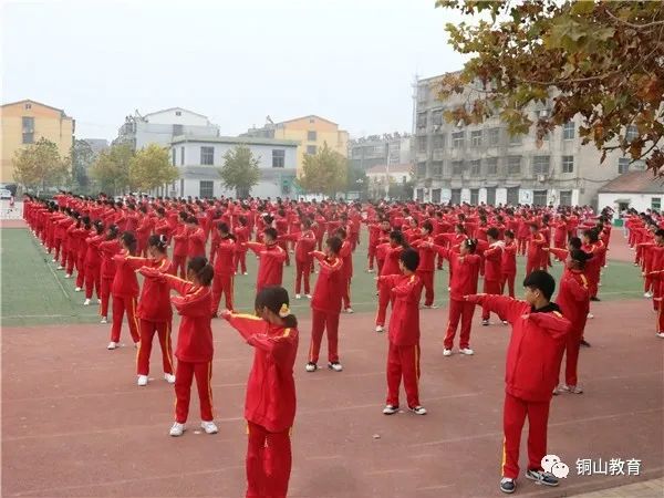 中国功夫学生课间操_中国功夫体操初中_中学生体操中国功夫