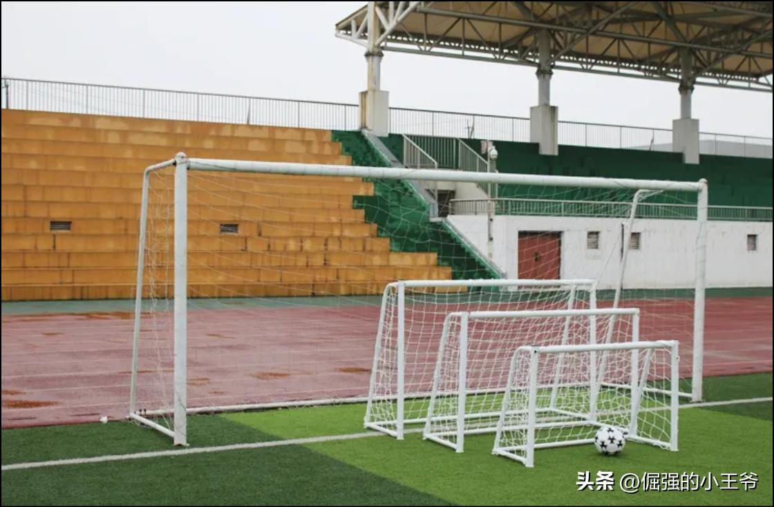 足球比赛的比赛规则_足球比赛规则怎么写_打足球的比赛规则