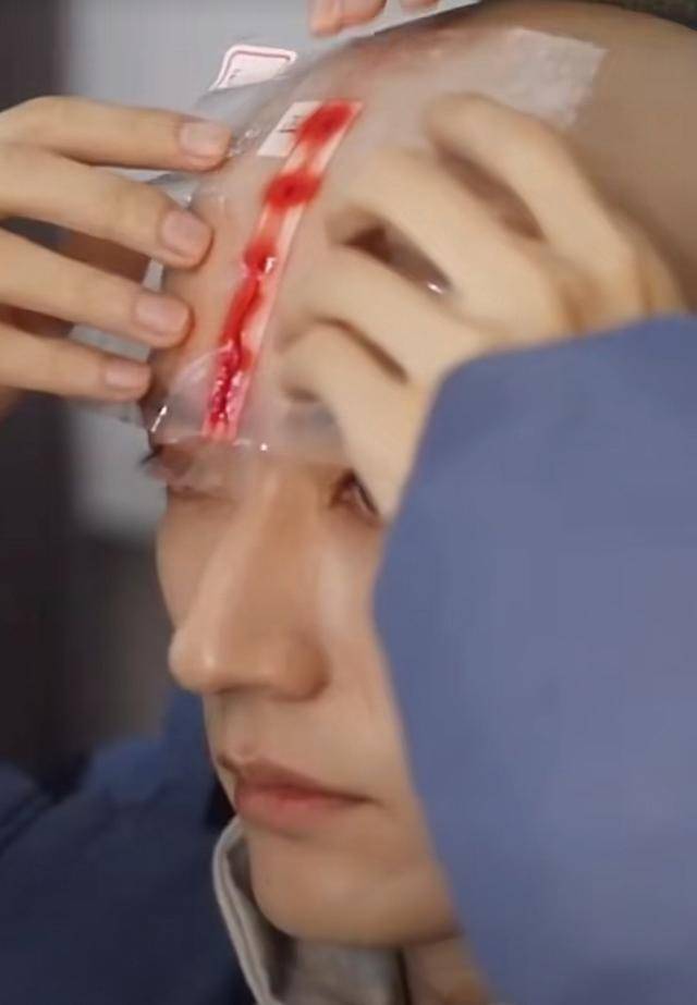 男明星健身照片_健身明星照片男士_健身明星照片男生