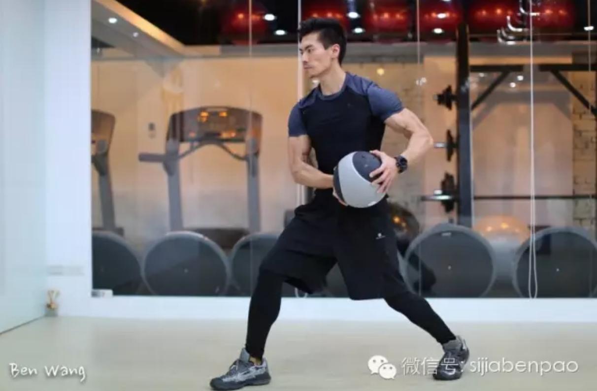健身房药球训练方法_健身房球怎么用_健身房私教药球