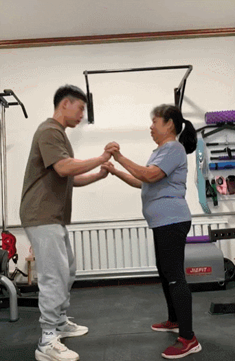 健身房让教练带着练多少钱_健身带教学视频_健身房教练带着的运动