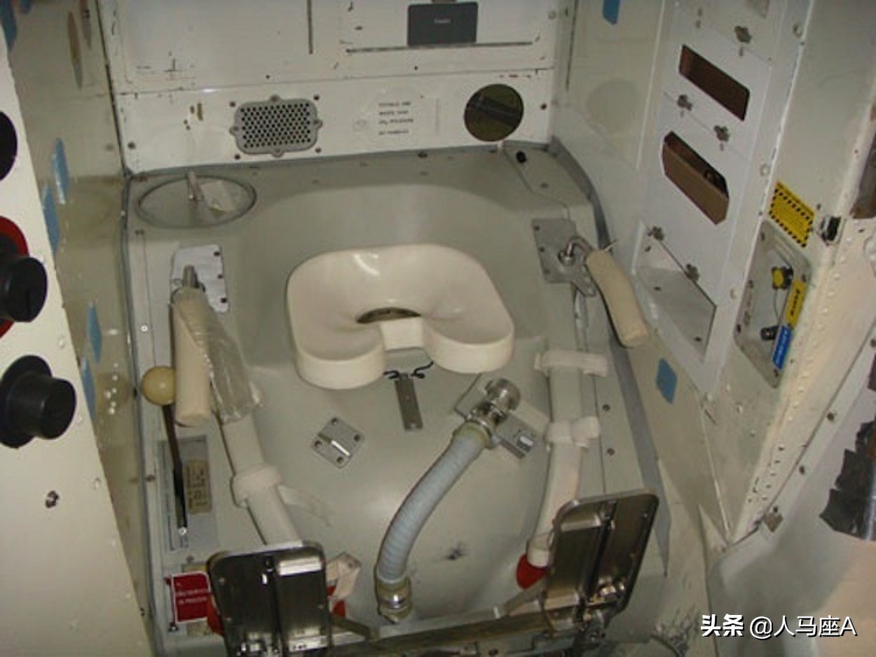 太空洗澡的解决办法_太空洗澡阅读理解_太空生活趣事多怎么洗澡