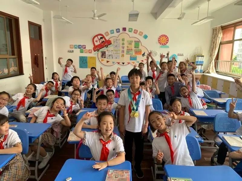 青少年游泳冠军照片_青少年游泳冠军照片高清_青少年游泳冠军照片大全