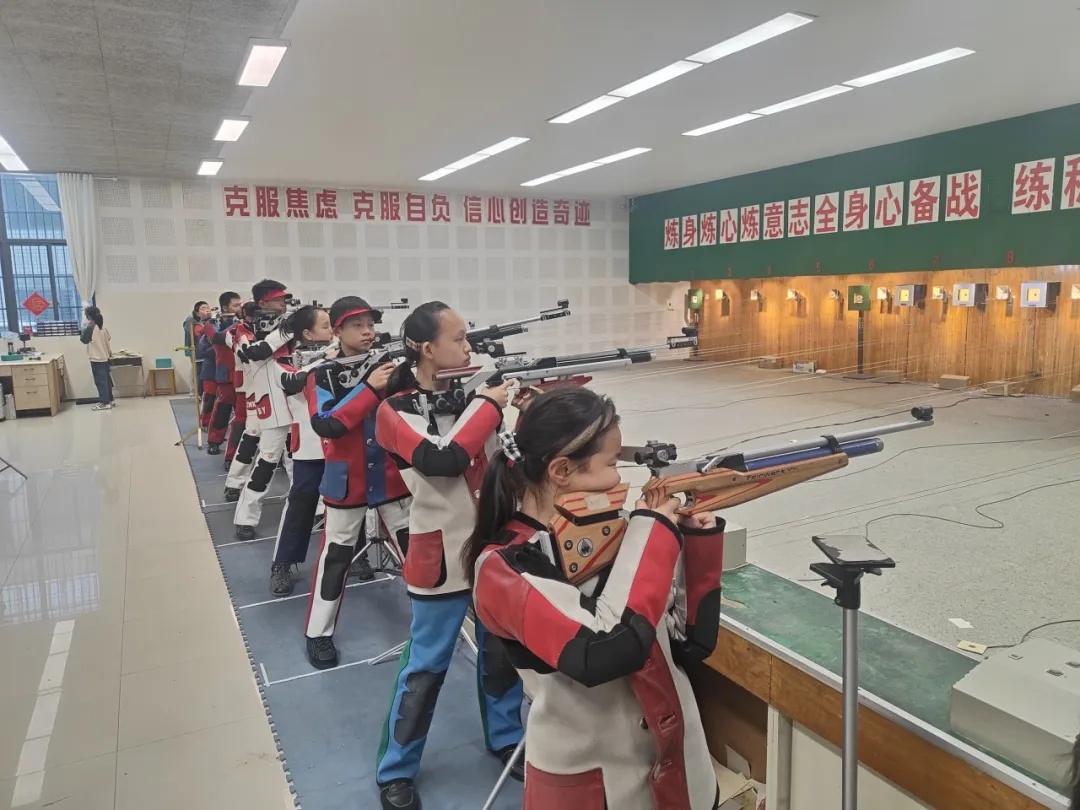 八小夺过几次足球冠军_足球比赛夺冠_夺冠足球