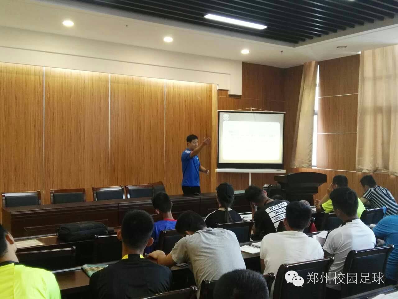 手势裁判足球角球规则视频_足球角球裁判规则及手势_足球手球裁判手势