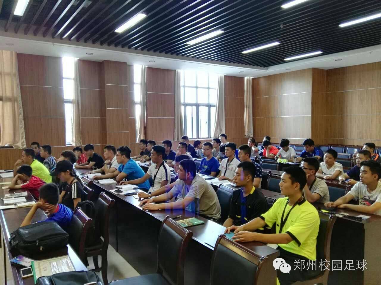 手势裁判足球角球规则视频_足球手球裁判手势_足球角球裁判规则及手势