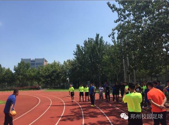 手势裁判足球角球规则视频_足球手球裁判手势_足球角球裁判规则及手势