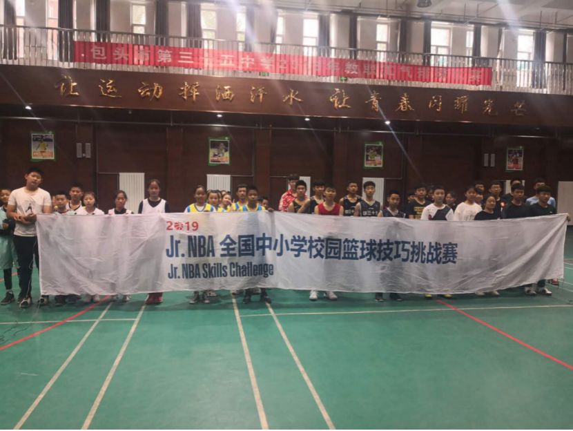 篮球初学者每天必练基本功_每天分享篮球技巧大家都学起来吧_篮球初学者每日训练视频教程