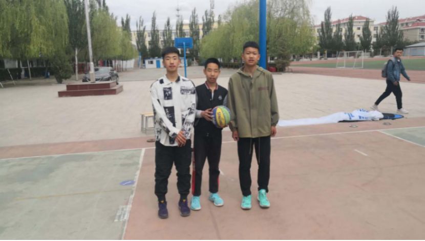 每天分享篮球技巧大家都学起来吧_篮球初学者每天必练基本功_篮球初学者每日训练视频教程