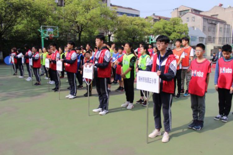 篮球初学者每天必练基本功_每天分享篮球技巧大家都学起来吧_篮球初学者每日训练视频教程