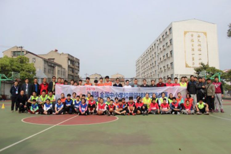 篮球初学者每天必练基本功_每天分享篮球技巧大家都学起来吧_篮球初学者每日训练视频教程