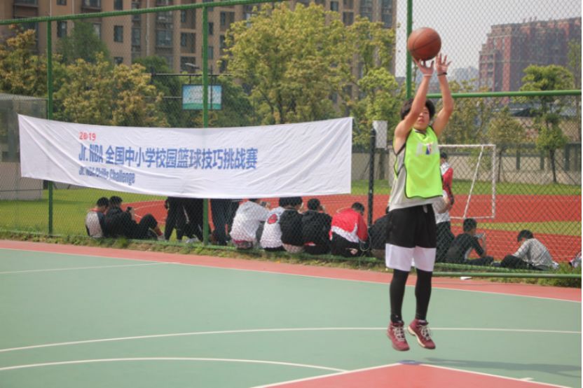 每天分享篮球技巧大家都学起来吧_篮球初学者每日训练视频教程_篮球初学者每天必练基本功