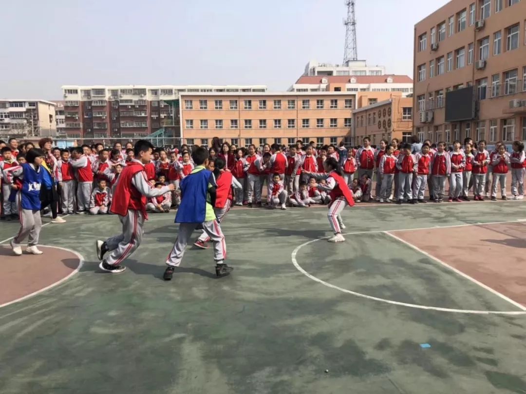 每天分享篮球技巧大家都学起来吧_篮球初学者每日训练视频教程_篮球初学者每天必练基本功