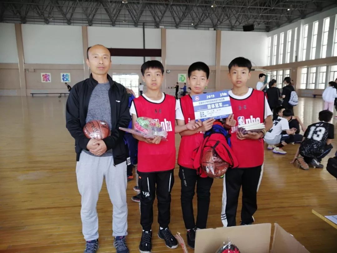 每天分享篮球技巧大家都学起来吧_篮球初学者每日训练视频教程_篮球初学者每天必练基本功