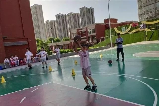 篮球初学者每日训练视频教程_每天分享篮球技巧大家都学起来吧_篮球初学者每天必练基本功