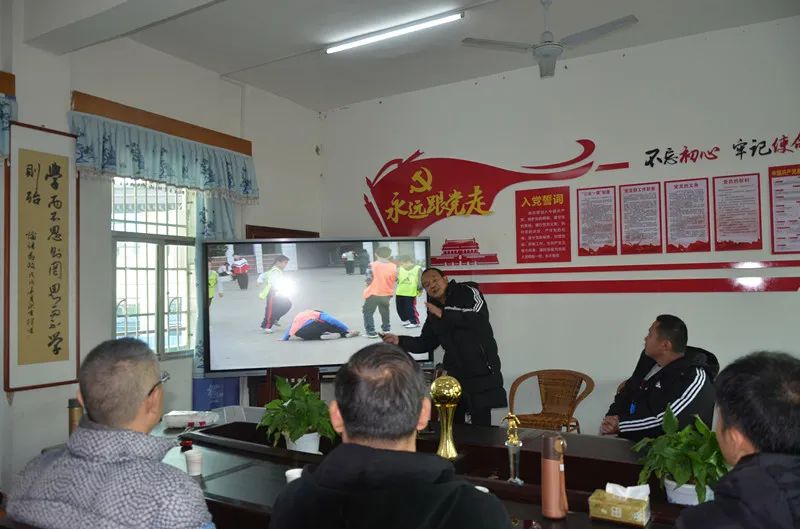 深圳游泳老师_深圳冠军教练教游泳_深圳游泳队教练
