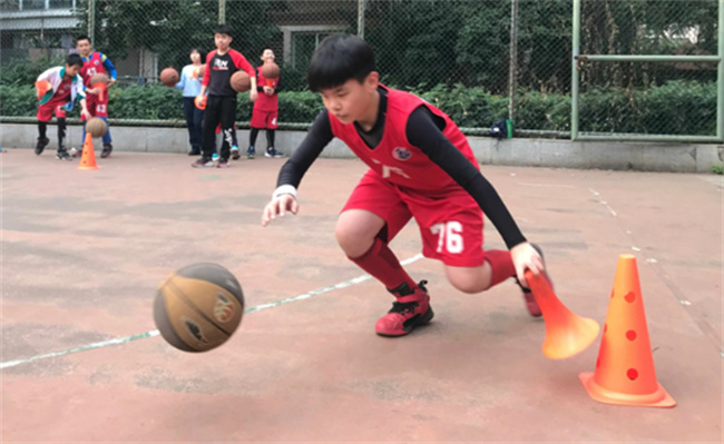 如何让篮球运球转身更快，有哪些技巧