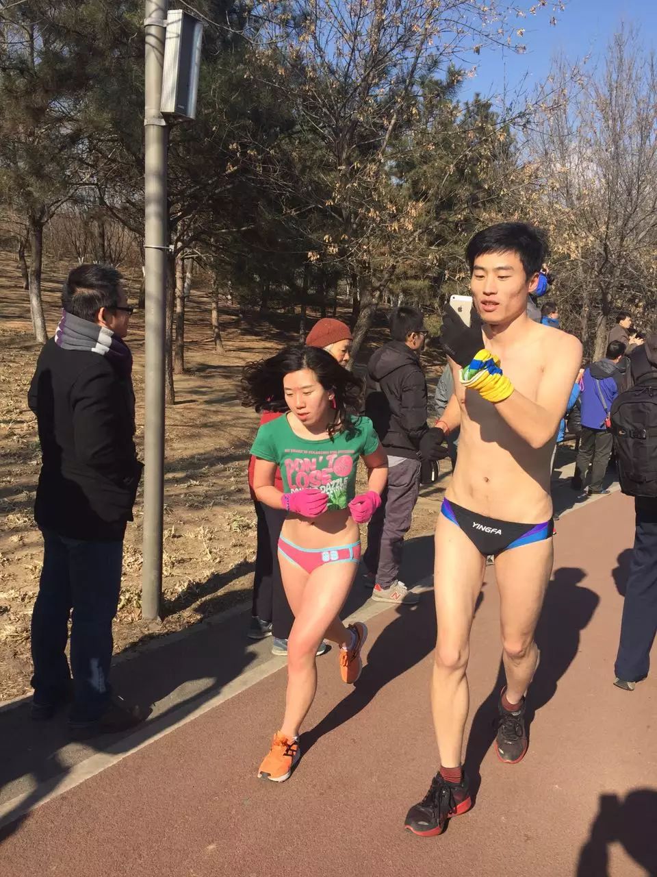 游泳拍照如何摆姿势_北京游泳拍照技巧女生_拍游泳照片参数设置