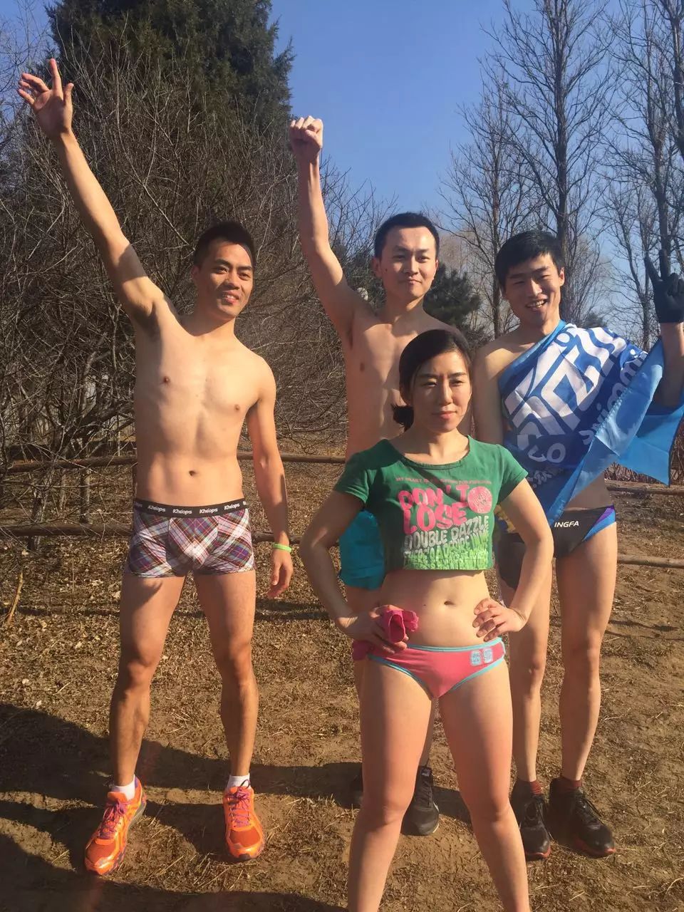 拍游泳照片参数设置_北京游泳拍照技巧女生_游泳拍照如何摆姿势
