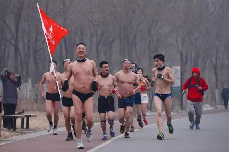 游泳拍照如何摆姿势_北京游泳拍照技巧女生_拍游泳照片参数设置