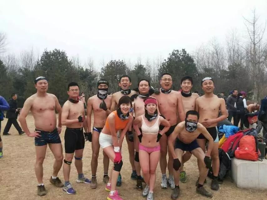 游泳拍照如何摆姿势_北京游泳拍照技巧女生_拍游泳照片参数设置