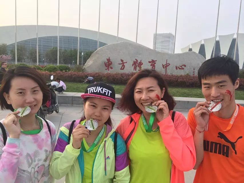 游泳拍照如何摆姿势_北京游泳拍照技巧女生_拍游泳照片参数设置