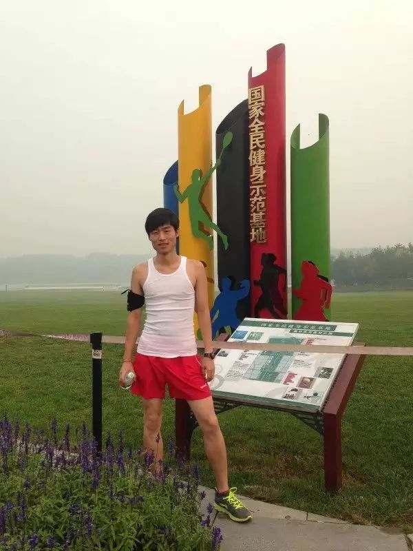 北京游泳拍照技巧女生_拍游泳照片参数设置_游泳拍照如何摆姿势