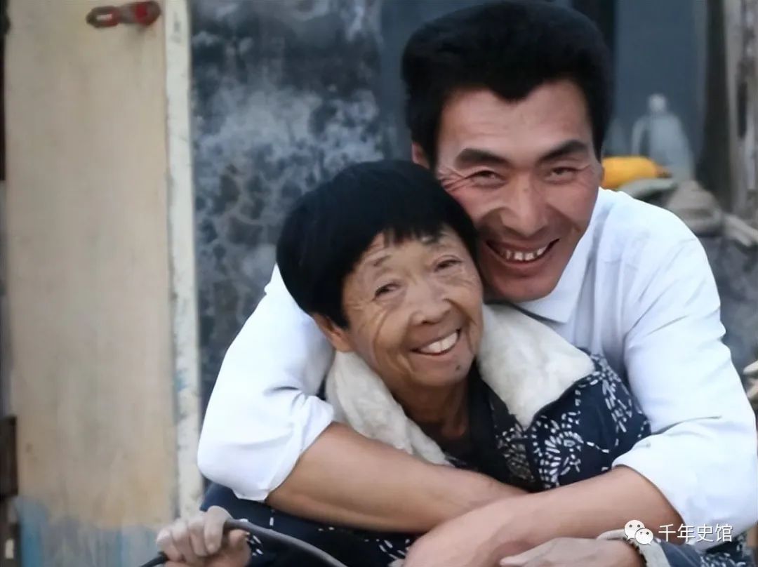 出场日常拍摄家庭父母感言_父母出场拍摄家庭日常_出场日常拍摄家庭父母的照片