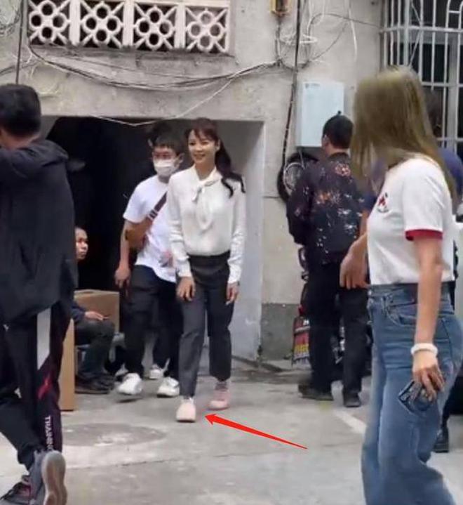 女明星的走姿_健身女明星走路姿势_女明星走路气场全开