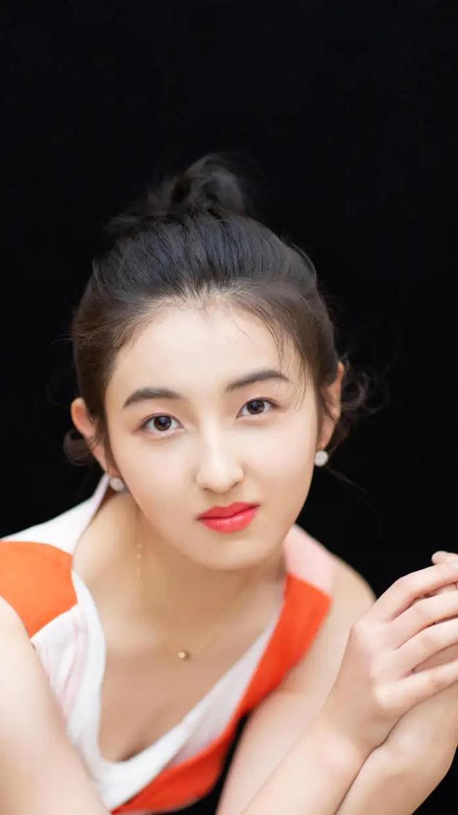 女明星走路气场全开_健身女明星走路姿势_女明星的走姿