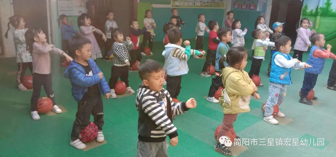 小朋友篮球玩法_小孩不知道篮球规则_小孩篮球比赛规则