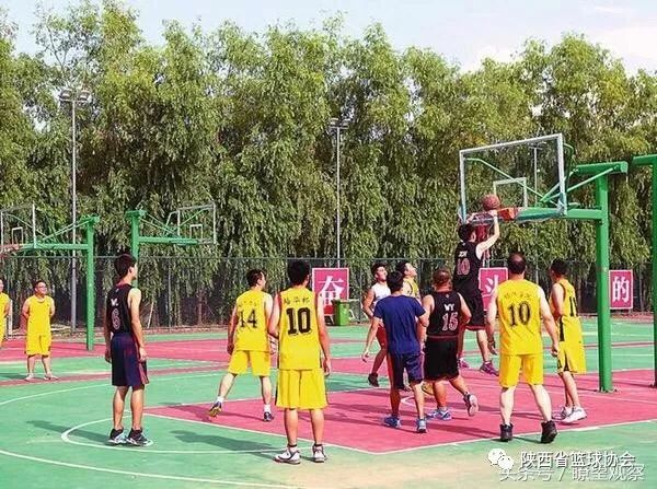 篮球半场规律规则是什么_半场篮球规则和规律_篮球半场规律规则图解
