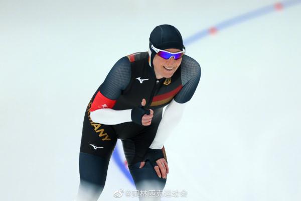 新疆冬季速度滑冰冠军_新疆滑雪冠军_冬季新疆冠军滑冰速度快吗