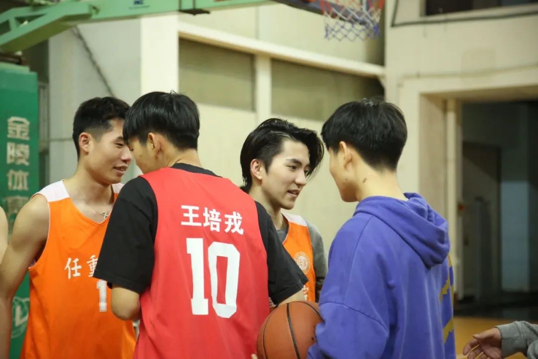 篮球规则上篮可以停吗_篮球上篮能不能停_篮球规则上篮是不是不可以停