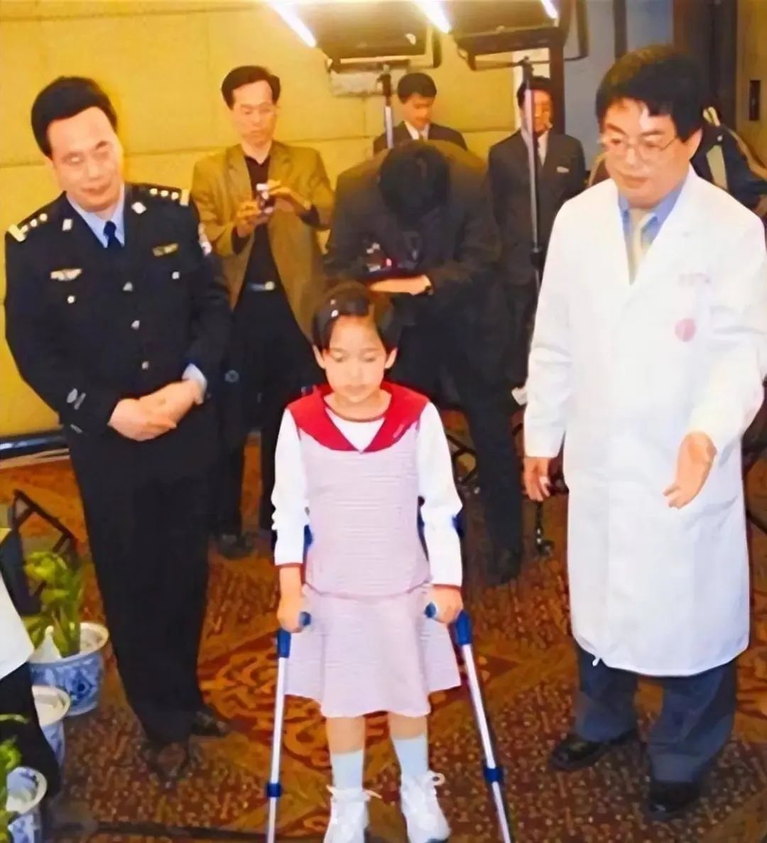 残疾失去双腿游泳冠军_残疾双腿游泳失去冠军怎么办_无腿残疾人游泳