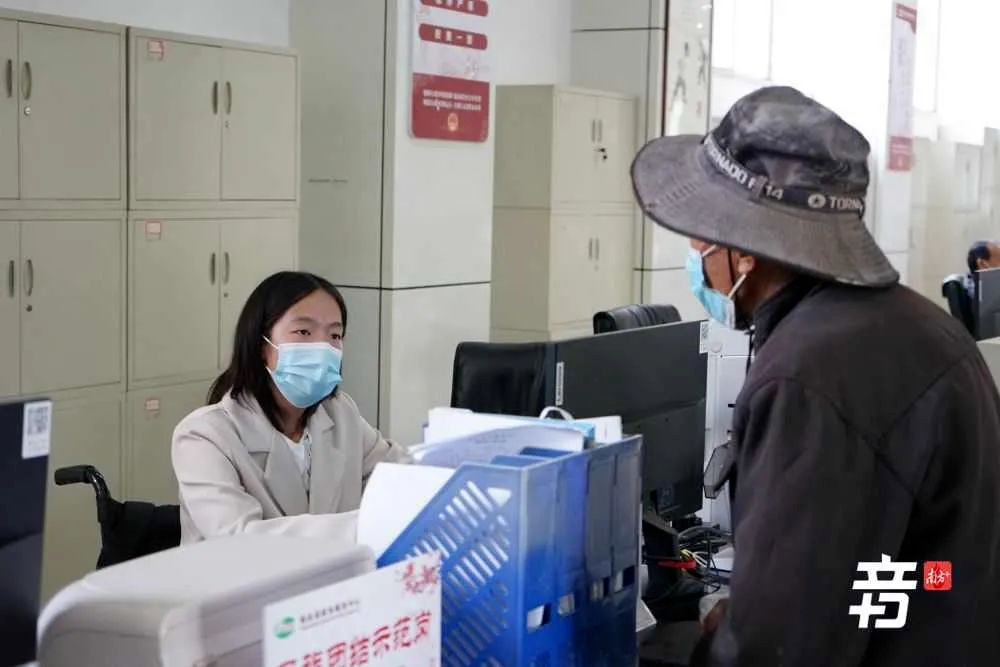 残疾双腿游泳失去冠军怎么办_残疾失去双腿游泳冠军_无腿残疾人游泳