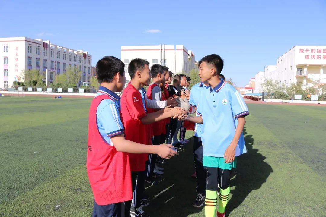 足球比赛开球什么意思_足球开赛开球规则_足球开球新规则