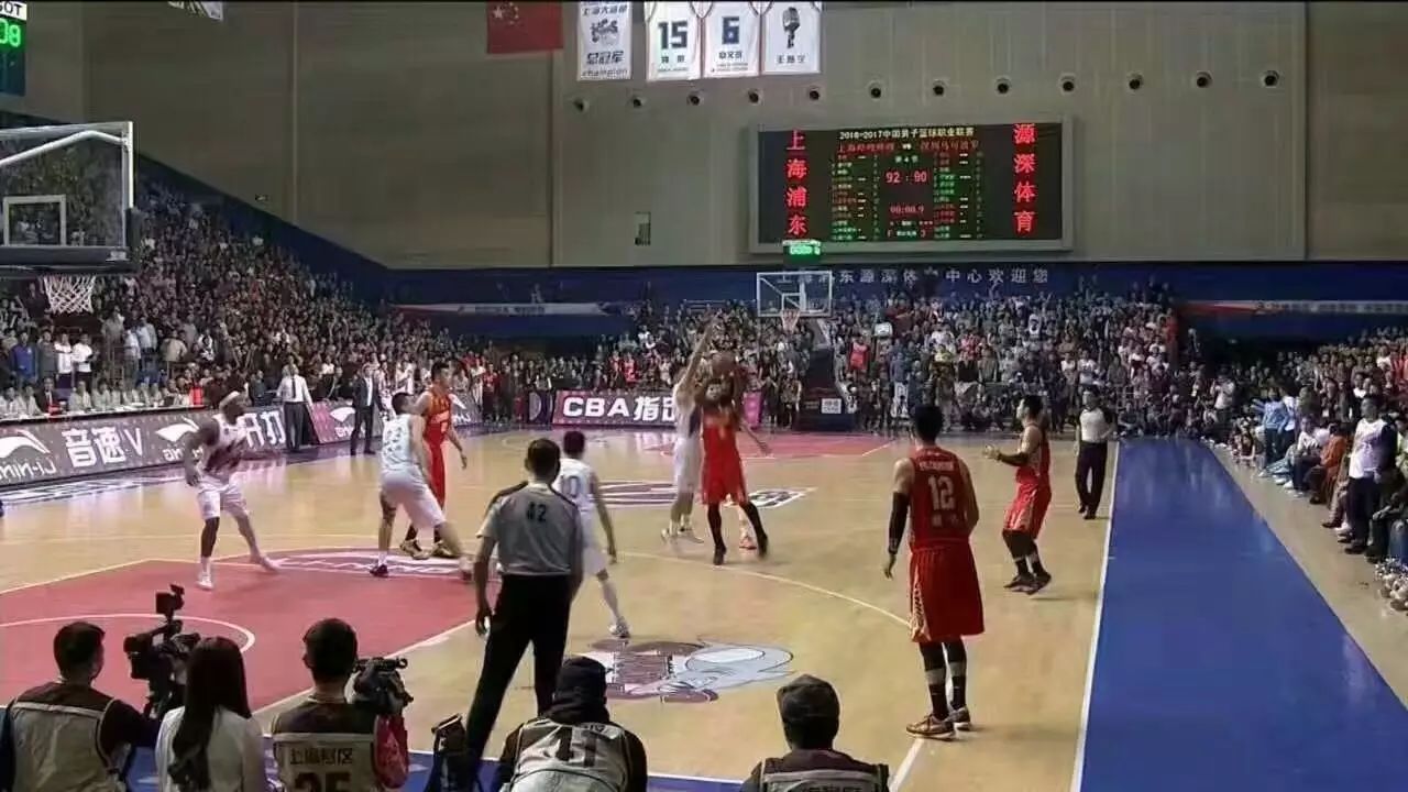 脚踩三分线投篮命中_fiba篮球规则里踩三分线投篮算几分_踩3分线投篮