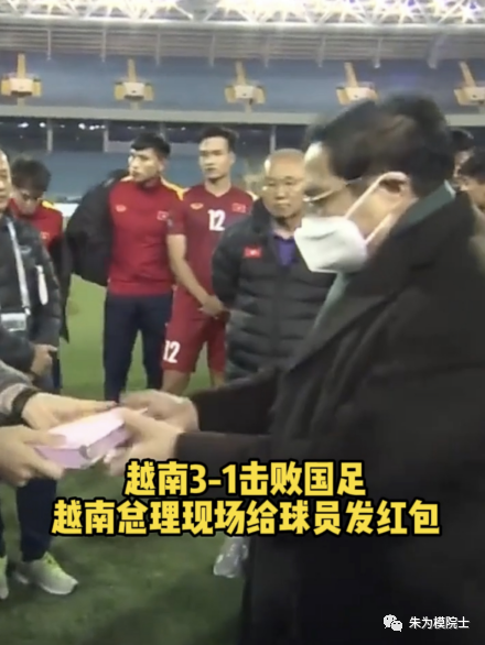 举重冠军退役后给人搓背_举重运动员搓背_举重冠军搓背