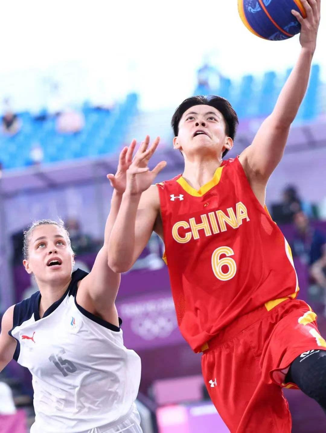 篮球比赛中全队犯规怎么理解_篮球规则进攻犯规算不算全队犯规_算犯规篮球全队进攻规则吗