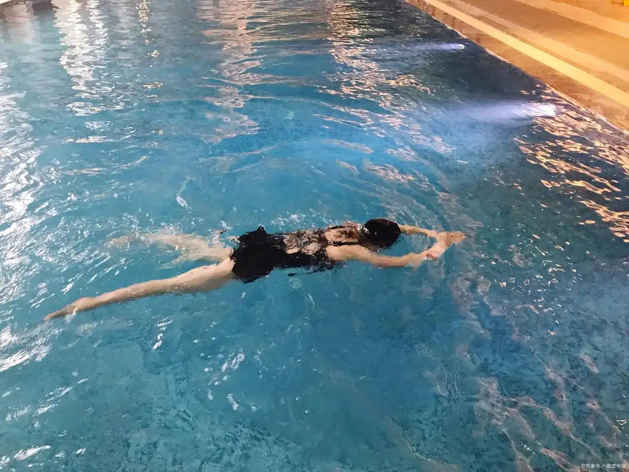 初学游泳如何在水中站起来_学游泳水中站立技巧_游泳初学者技巧水中站起