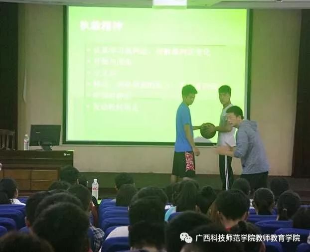 篮球裁判示范视频_篮球规则裁判碰球技巧视频_篮球裁判撞人手势