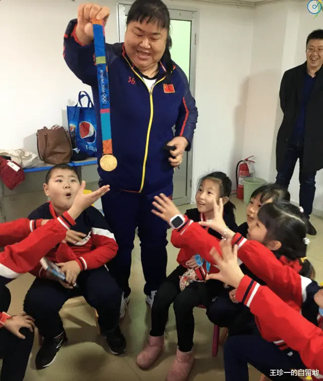 举重冠军女_举重冠军叫啥_第一个女举重冠军是哪位