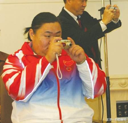 第一个女举重冠军是哪位_举重冠军女_举重冠军叫啥