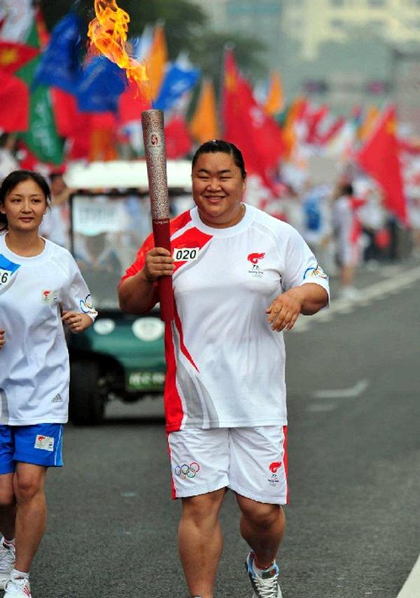 举重冠军女2021_举重冠军女名字_第一个女举重冠军是哪位