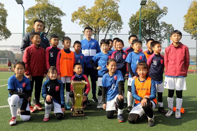 足球青少年锦标赛_举起足球冠军奖杯青少年_青少年足球冠军杯赛