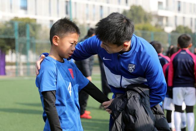 举起足球冠军奖杯青少年_足球青少年锦标赛_青少年足球冠军杯赛