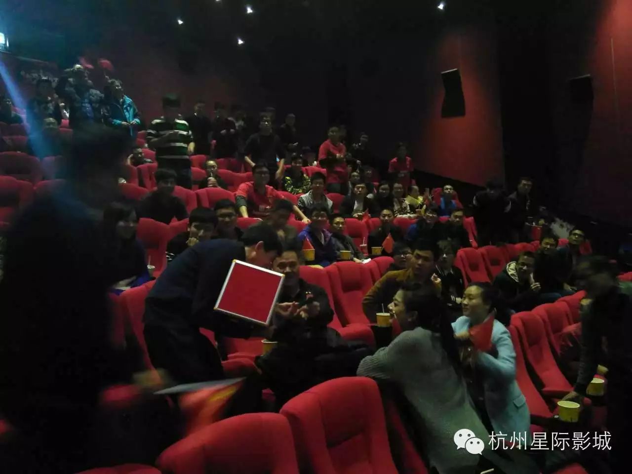 足球历史最多几张红牌是谁_足球红牌出场_足球红牌等于几张黄牌