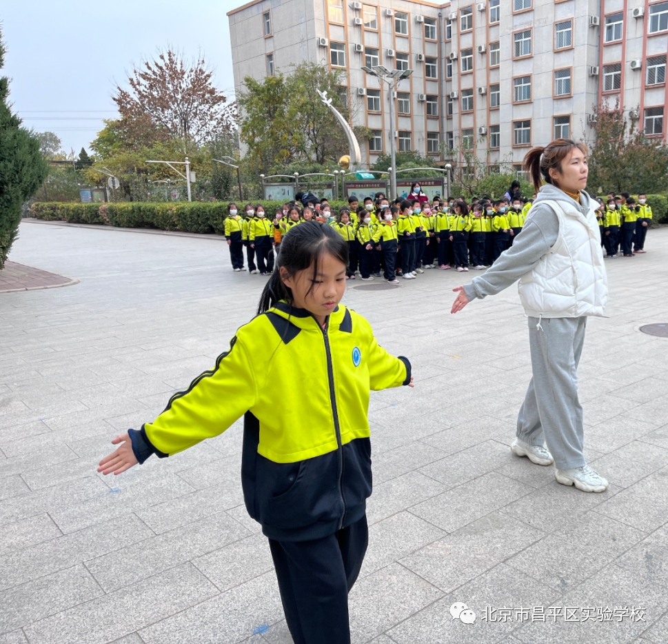 体操培养学生什么能力_学生练体操好吗_学生体操锻炼